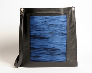 Enveloppe à bandoulière en cuir noir et tissage jacquard de soie bleu cobalt et coton noir
